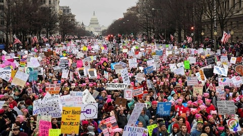 Hunderttausende laufen die Pennsylvania Avenue in Washington beim Women's March hinunter. (Foto: Reuters) Hunderttausende laufen die Pennsylvania Avenue in Washington beim Women's March hinunter.