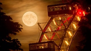 Der Erdbeermond über dem Riesenrad am Wiener Prater. (Foto: IMAGO, IMAGO / photonews.at) Der Erdbeermond über dem Riesenrad am Wiener Prater.