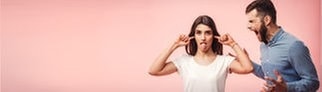 Frau streckt Zunge raus, Mann schreit