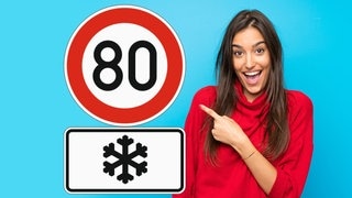 Frau zeigt lachend auf Verkehrszeichen mit Schneeflocke und Tempo 80. Gilt das Schild nur im Winter? (Foto: Adobe Stock, luismolinero) Frau zeigt lachend auf Verkehrszeichen mit Schneeflocke und Tempo 80. Gilt das Schild nur im Winter?