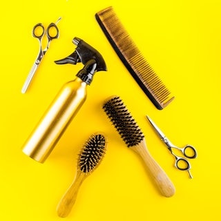 Kamm, Schere, Haarspray: Typische Utensilien vom Friseur. Symbolbild für Sprüche, die Kunden nicht mehr hören können.