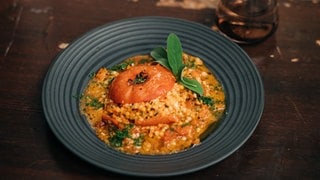 Gefüllte Tomaten mit Perl-Couscous und Bergkäse