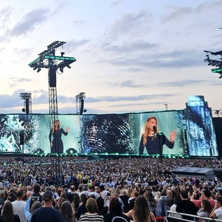 Konzert von Adele in München zum Auftakt der Eventreihe am 2.8.2004, Bühne mit Publikum.